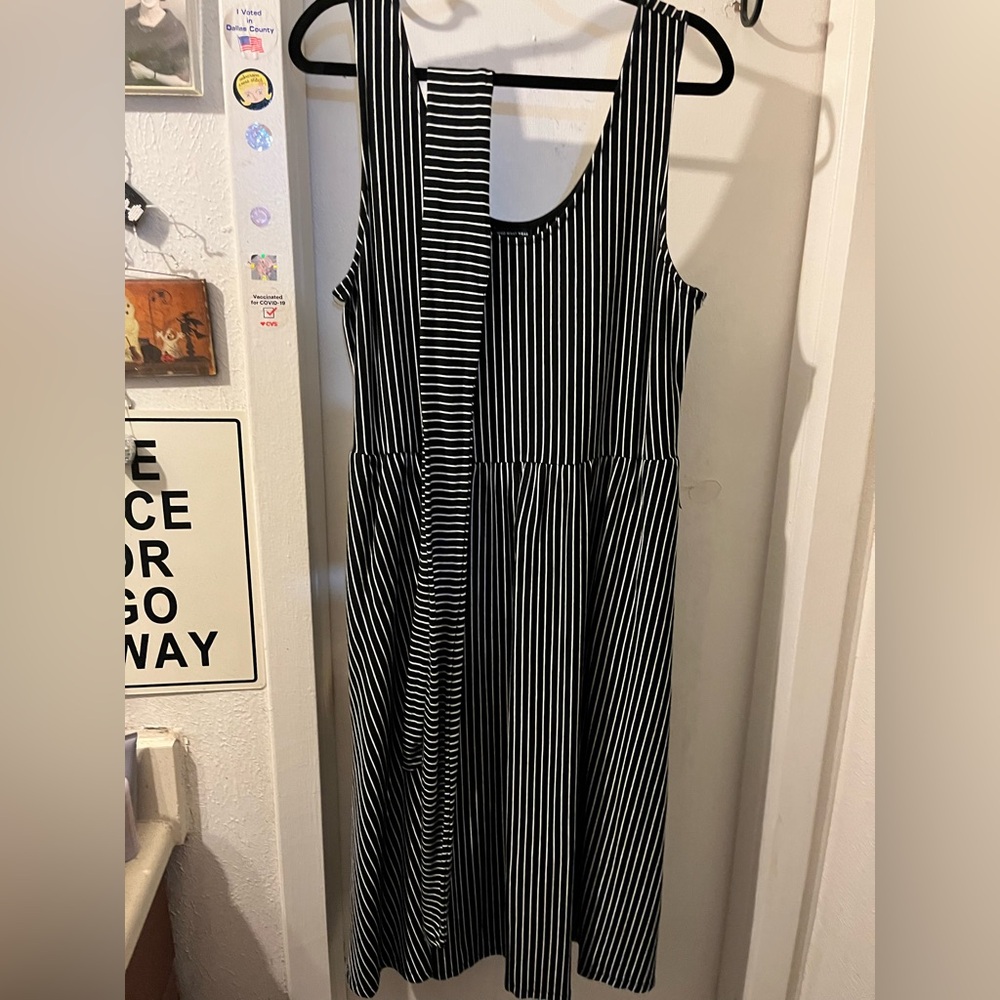 Who, What, Wear-size XL- sleeveless maxi w/pockets, self belt, full skirt, EUC